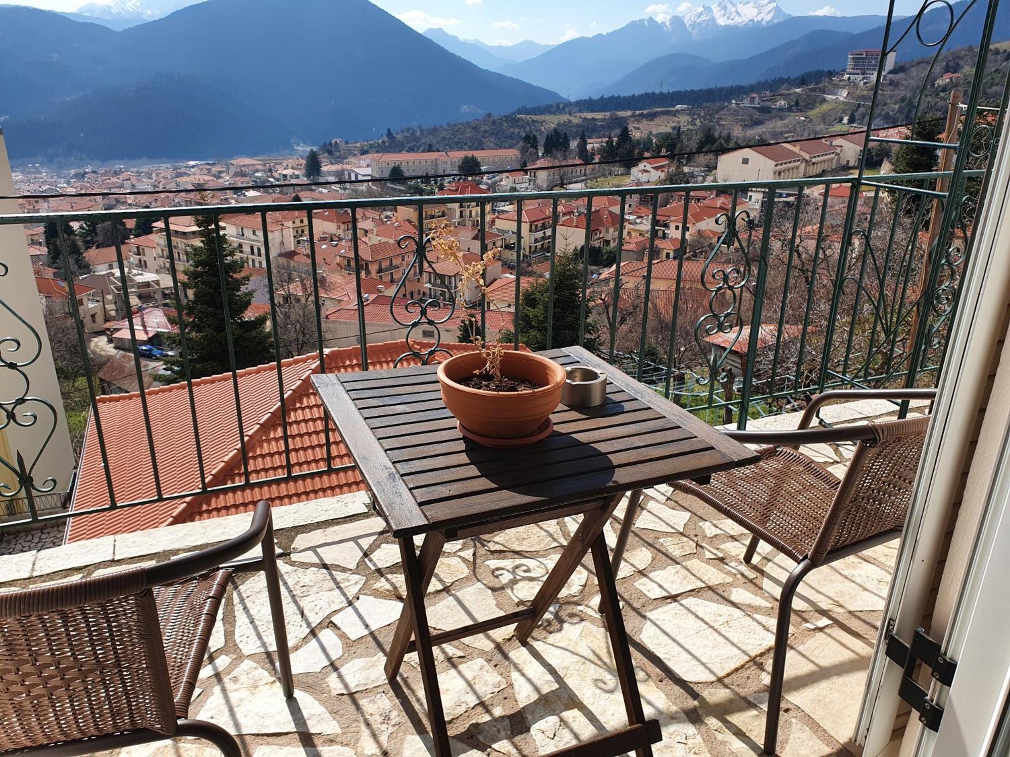 Semeli Guesthouse Karpenisi Bagian luar foto
