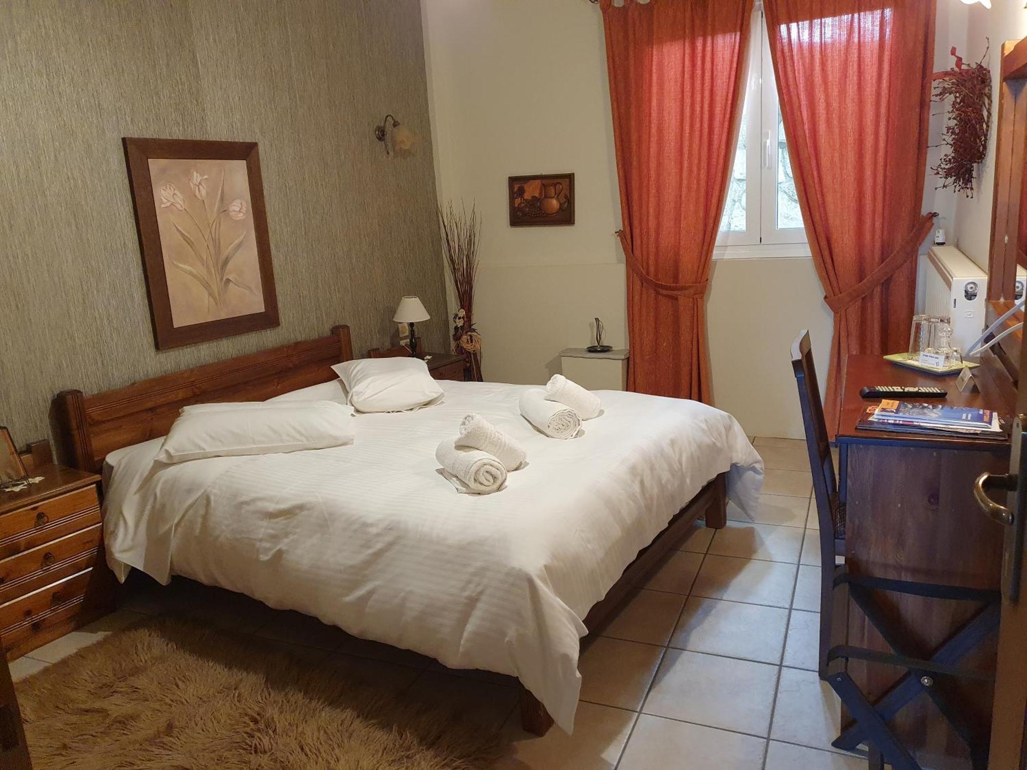 Semeli Guesthouse Karpenisi Bagian luar foto