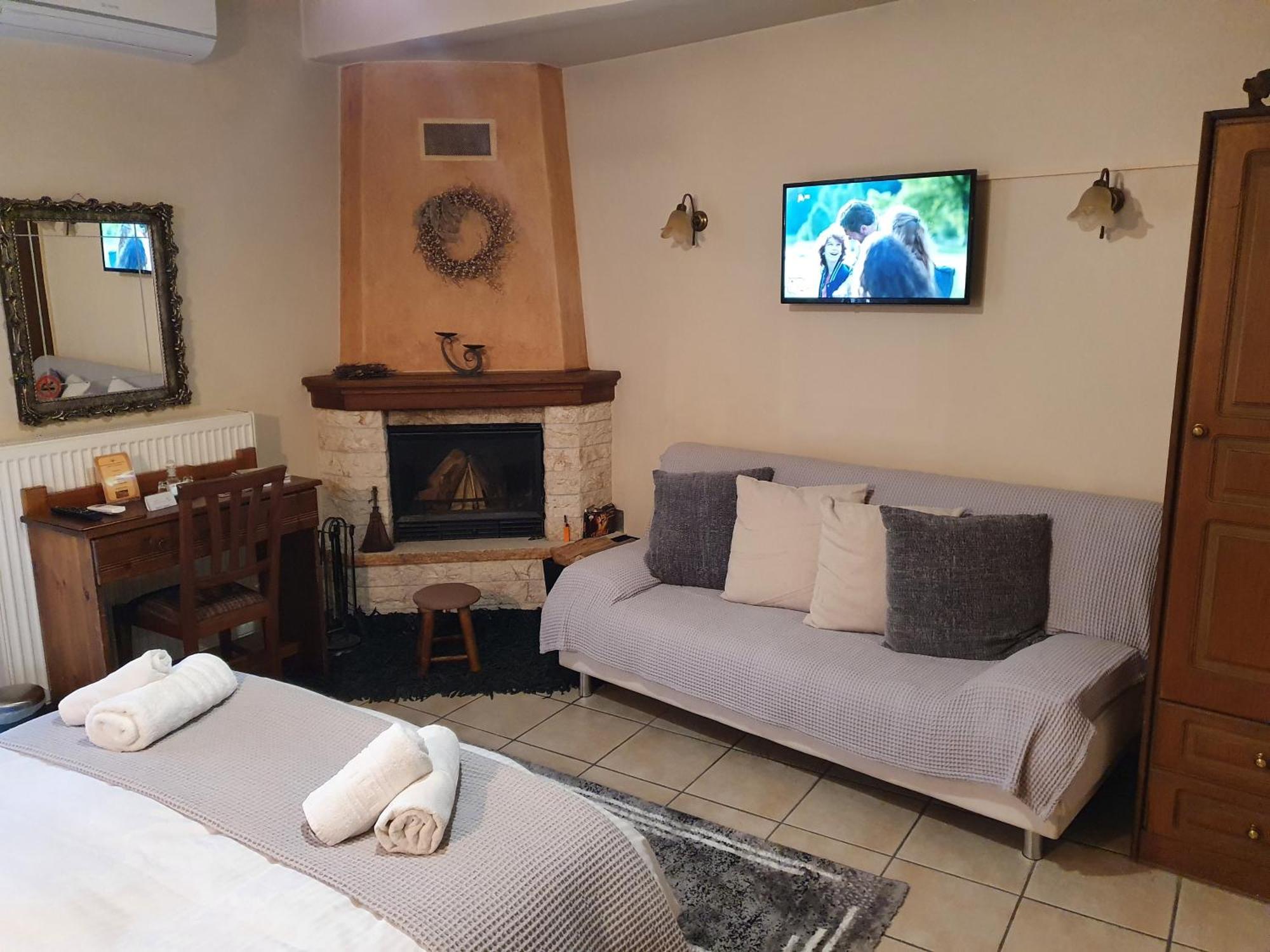 Semeli Guesthouse Karpenisi Bagian luar foto