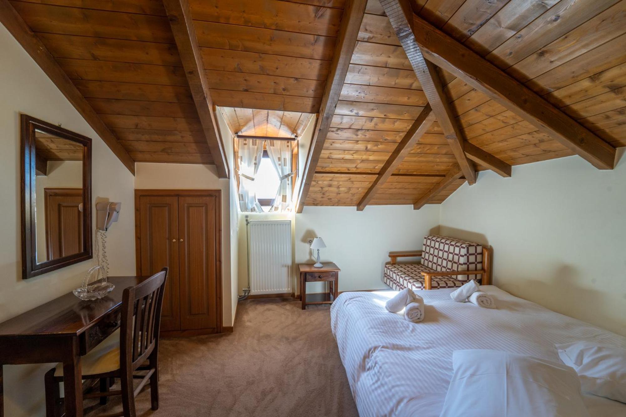 Semeli Guesthouse Karpenisi Bagian luar foto