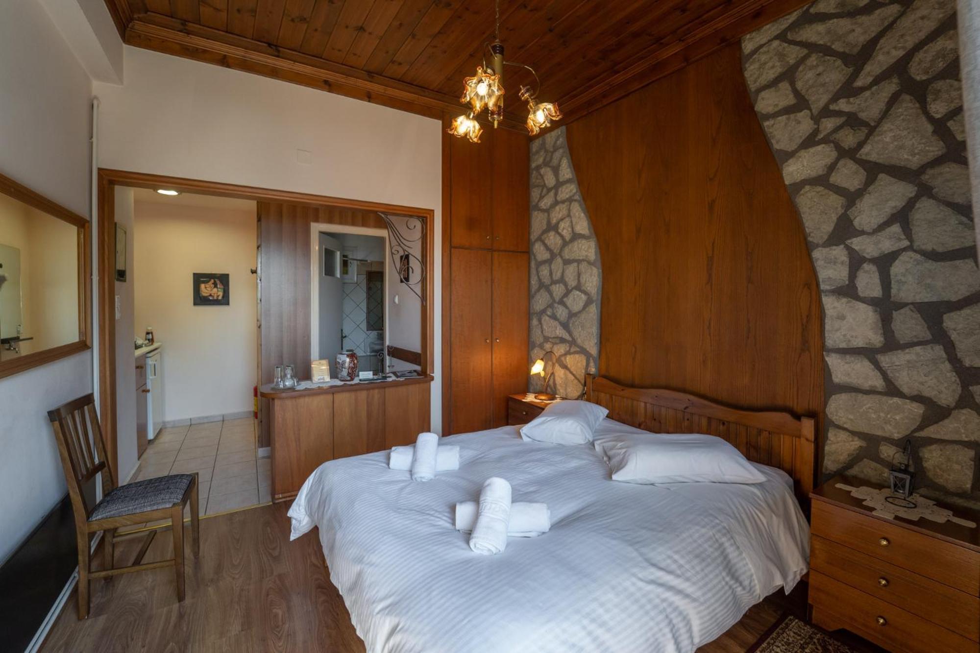 Semeli Guesthouse Karpenisi Bagian luar foto