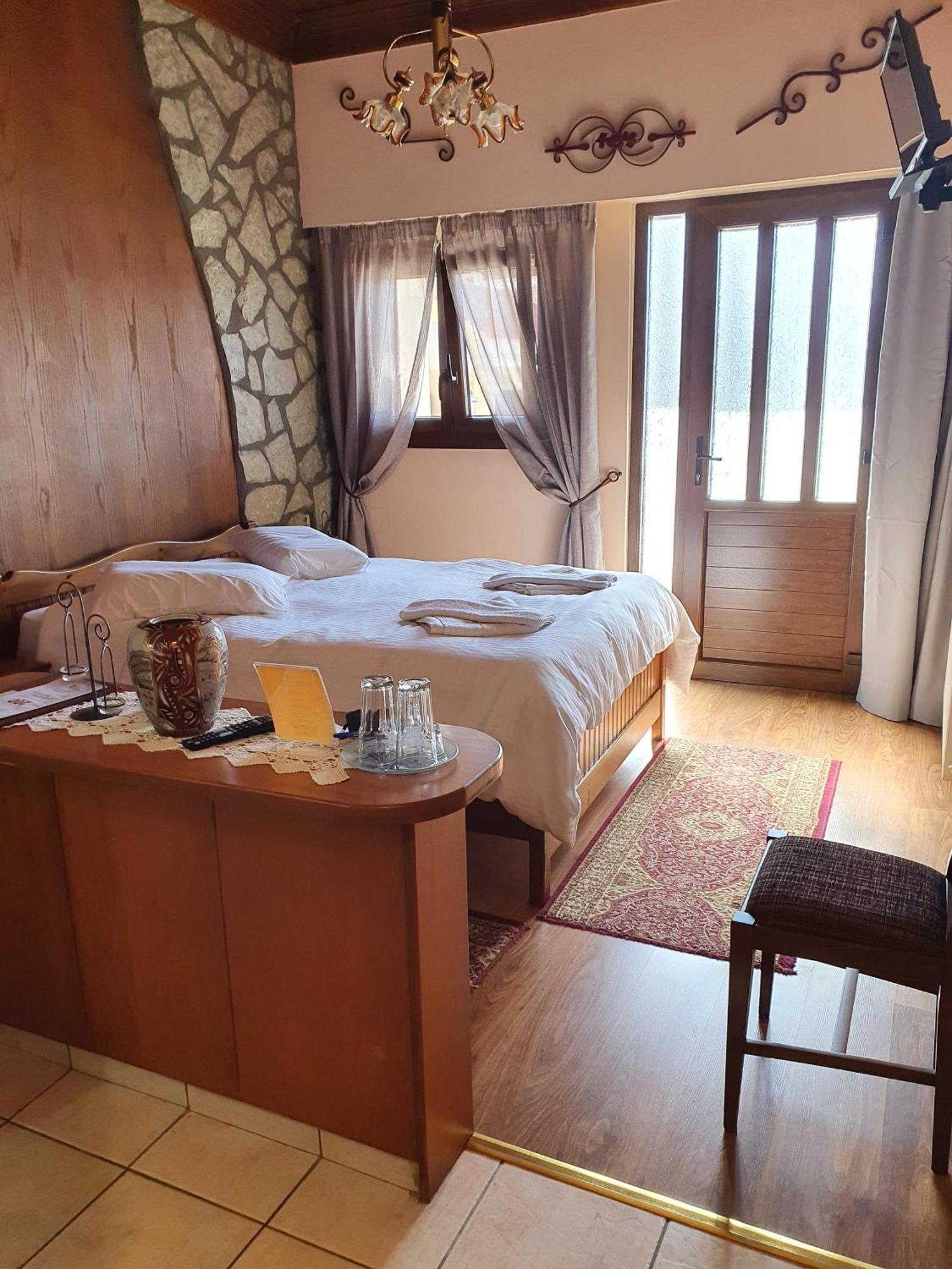 Semeli Guesthouse Karpenisi Bagian luar foto